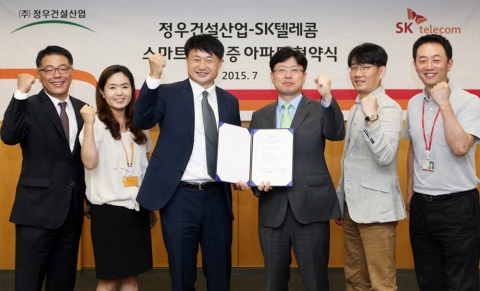 SK텔레콤은 16일 중견 건설업체 정우건설산업과 스마트홈(Smart [Home]) 인증 아파트 1호 협약을 체결, 스마트홈 플랫폼 확장의 본격적인 전기를 마련했다. 체결식에는 SK텔레콤 조영훈 스마트홈TF장(오른쪽 3번째)과 정우건설산업 이순재 대표(오른쪽 4번째)가 참석했다.