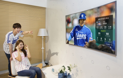 삼성전자 모델들이 삼성 스마트 TV로 실시간 제공하는 부가정보 서비스를 소개하고 있다