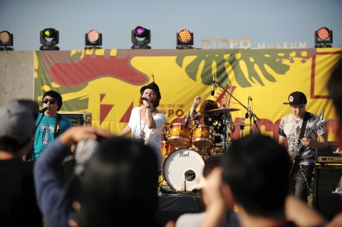 지포 뮤지엄 개관 1주년 기념 지포 락 콘서트의 뜨거운 현장. 유명 락 밴드 트랜스픽션의 공연에 관객들이 열광하고 있다