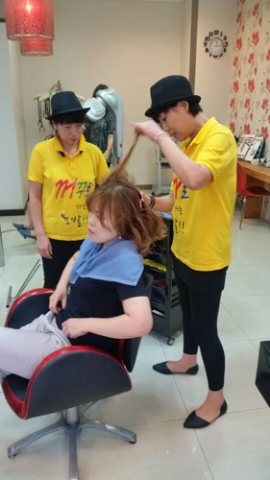 꺼꾸로 가는 모발이 두피·미용 숍에서 크게 인기를 끌고 있다