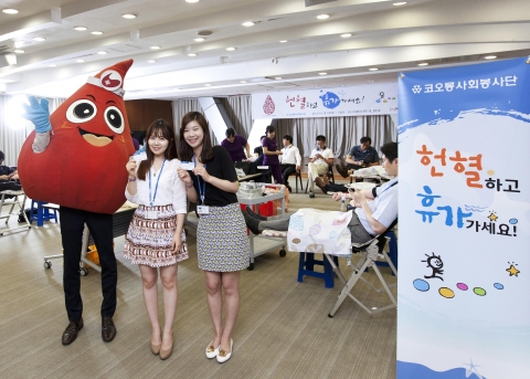 20일 과천 코오롱그룹 본사 대강당에서 직원들이 헌혈을 하고 헌혈증을 기부하고 있다.