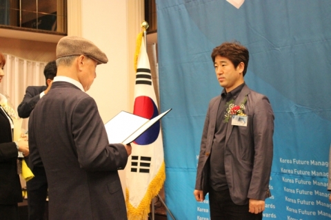 SOL 큰소리 어학원 김선식 원장이 2015 대한민국 미래경영대상을 수상하고 있다
