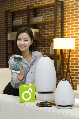 삼성전자 모델이 삼성 무선 360 오디오의 무선 멀티룸 오디오앱으로 이용할 수 있는 멜론 서비스를 소개하고 있다.