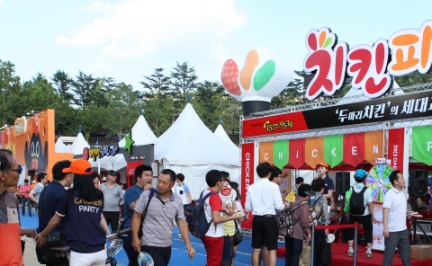 개막식 전부터 참가 업체들의 이벤트와 시식, 할인판매로 많은 방문객들을 맞이하고 있다.