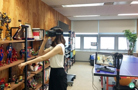 시연 현장을 찾은 한 여성이 VR 360도 LIVE 중계 시스템을 통해 VR영상을 보면서 연신 놀라워하고 있다