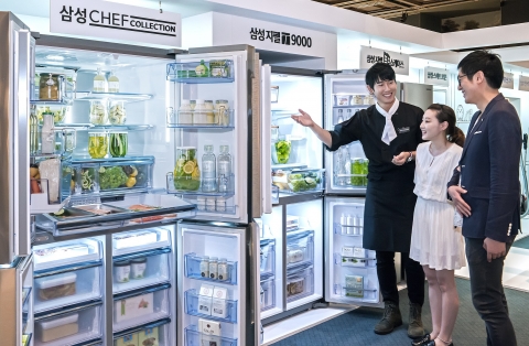 현장 판매사원이 삼성전자 전시존을 방문한 예비부부에게 셰프컬렉션 등 삼성전자 프리미엄 냉장고에 대해 설명하고 있다