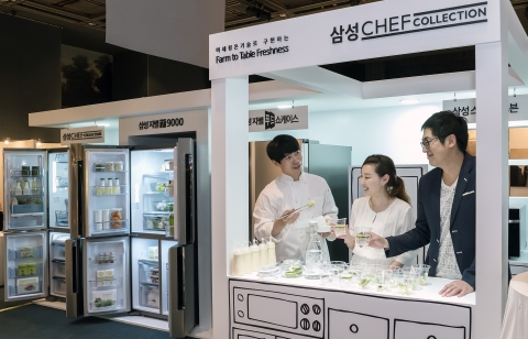 삼성전자 전시존&#039;에서 진행된 셰프 쿠킹 클래스에서 프렌치 레스토랑 제로 컴플렉스의 이충후 오너 셰프가 스파클링 냉장고와 스마트오븐을 활용한 요리를 선보이고 있다.