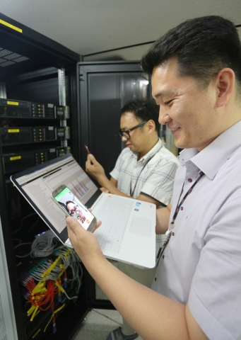 사진은 LG유플러스 네트워크 직원들이 독산사옥에서 NFV 기술을 적용한 VoLTE 영상통화를 시연하고 있다.