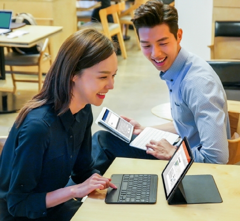 삼성전자 모델들이 갤럭시 탭S2 제품을 소개하고 있다
