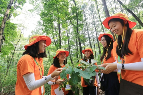 여고생들이 숲과 나무를 주제로 한 숲 체험 프로그램에 참가한 모습