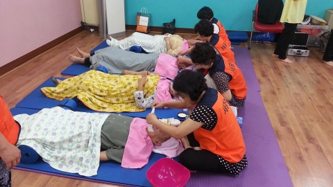 고양시일산종합사회복지관 체육실에서 고양시 재능기부 활성화 공동사업 재능나눔으로 하나되는 우리 마을-장수사진 촬영 행사가 진행되었다