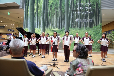 광진구다문화어린이합창단 차밍 이 율동과 함께 동요 모두가 천사라면을 부르고 있다.