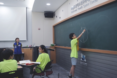 우주과학창의체험스쿨에 참가한 서울교육대학교 과학 영재교육원생이 자신이 고안한 달 크기 측정법을 발표하고 있다.
