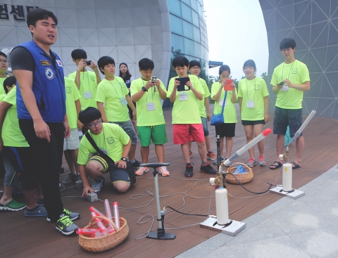 우주과학창의체험스쿨에 참가한 서울교육대학교 과학 영재교육원생이 에어로켓 발사 버튼을 누르고 있다.
