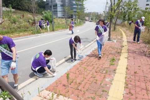 가산천 주변을 청소하는 린봉사단