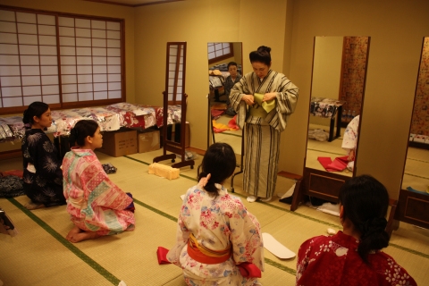 투숙객은 일본의 전통 유카타를 입고 호텔 숙박을 즐길 수 있다. 호텔 종업원이 올바른 방식으로 유카타를 입는 방법을 가르쳐 준다.