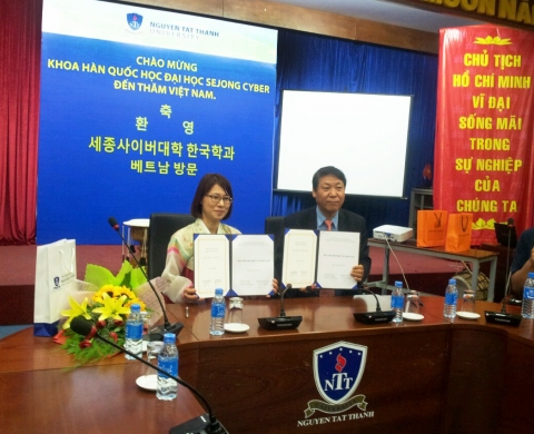 세종사이버대학교 한국어학과 이은경 교수(사진 왼쪽)가 베트남 NTT(NGUYEN TAT THANH. 응웬 떳 탄)대학교 한-베교육연구원 오덕 원장과 MOU를 체결하고 있다