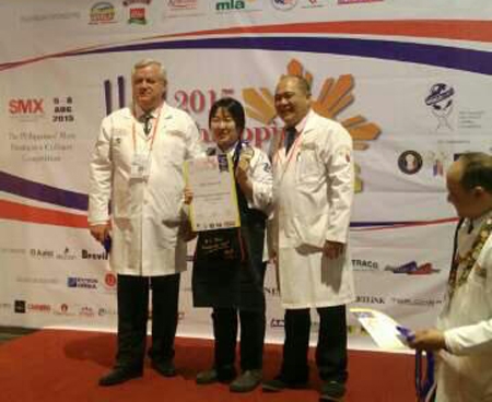 2015 필리핀 국제요리대회 개인 램부문에서 은메달을 수상한 김현아 선수(가운데)가 심사위원들과 기념촬영을 하고 있다