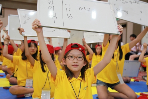 13일 충북 제천 청풍리조트에서, LS드림캠프에 참가한 초등학생들이 과학골든벨에 참여해 정답을 맞추고 있다