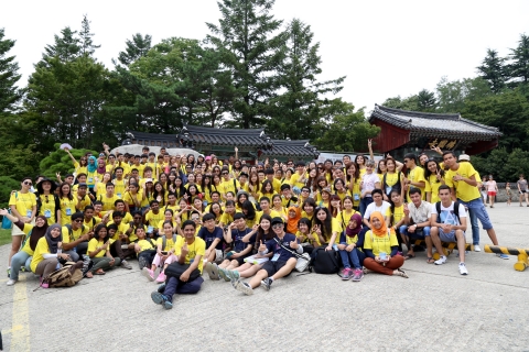 여성가족부와 한국청소년단체협의회가 개최한 2015 아시아청소년초청연수가 한국과 아시아21개국 청소년185명의 참여속에 8.6~18일까지 서울, 경주, 제주일원에서 열리는 가운데, 참가자들이 11일 경주 불국사를 방문하여 기념촬영을 하고 있다.