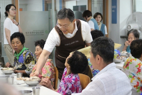 건국대학교 법인이 운영하는 도심 시니어타워 더 클래식 500 자원봉사단은 말복인 지난 12일 서울 광진구청과 함께 자양종합사회복지관에서 지역 어르신 120명에게 사랑의 정 삼계탕 나눔 행사를 진행했다
