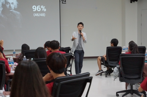 알고 있는 걸 다르게 바라보는 창의적 관점에 대해 이야기 하고 있는 김태원 팀장