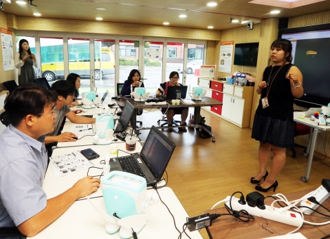 세종창조경제혁신센터 소재 박스쿨에서 진행된 스마트로봇 코딩스쿨 교원양성 교육에서 세종시 교육청 소속 교사들이 스마트로봇 ‘아띠’를 활용한 프로그래밍 교육을 받고 있다.