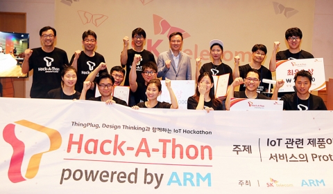 SK텔레콤 장동현 CEO(사진 뒷줄 가운데)는 대회 현장을 찾아 시제품을 체험하고, 입상 팀 시상을 진행했다