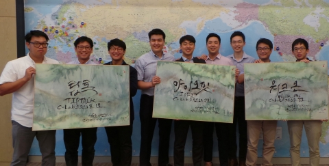 자발적 연구 프로젝트인 C-Lab(Creative Lab)으로 시작해 스타트업으로 독립하게 된  삼성전자 임직원들이 창업 성공의 의지를 다지고 있다. 윗줄 좌측부터 아이오핏 (IoFIT) 김태현씨, 조형진 대표, 이세희씨, 김성국씨, 워크온(WalkON) 정해권 대표, 이상재씨 아랫줄 좌측부터 팁톡 (TipTalk) 전병용씨, 윤태현씨, 최현철 대표