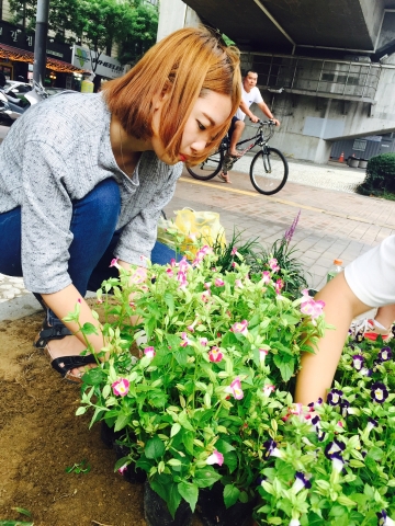 건국대 학생들이 학교 주변 공터에 꽃을 심는 게릴라 가드닝 활동을 진행했다.