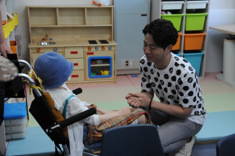 개그맨 유상무가 국립암센터에 입원중인 환아들에게 소중한 추억을 선물했다.