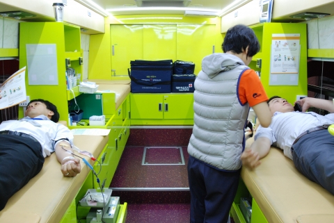 헌혈하고 있는 일동후디스 직원들 모습