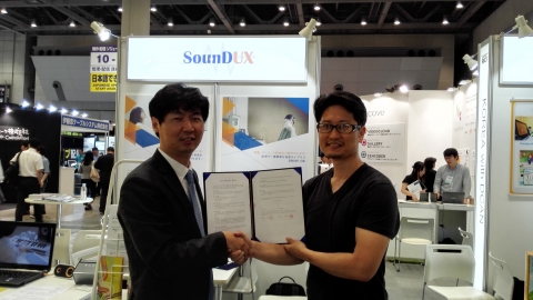 사운드유엑스와 일본 SSJ 주식회사가 일본 영업 파트너 계약을 체결했다. (좌 : 사운드유엑스 장성욱 대표, 우 : SSJ 주식회사 성수재 이사)