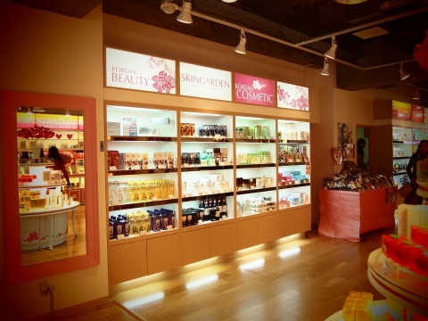 Skin Garden, a K-cosmetics shop located in Shinjuku, is on sale. It offers discount for its PB brand...