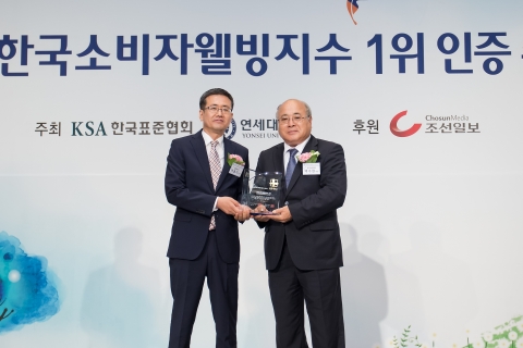 (왼쪽부터) 일동후디스 박종기 마케팅 이사와 한국표준협회 백수현 회장