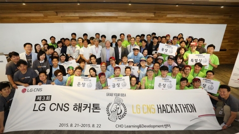 도전과 실험 정신을 주제로 개최된 LG CNS 해커톤에 참가한 44팀이 21일부터 연속 진행된 24시간 대장정을 기념하는 단체사진을 촬영하고 있다.