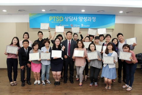 수료증을 받은 1기 참가자들의 모습