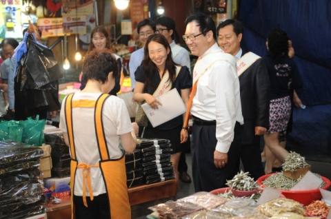 이규택 한국교직원공제회 이사장이 경기, 인천지역본부 직원들과 수원시 팔달구 못골시장을 방문해 직접 물품을 구입하며 전통시장 이용 활성화를 위한 길거리 캠페인에 나섰다.