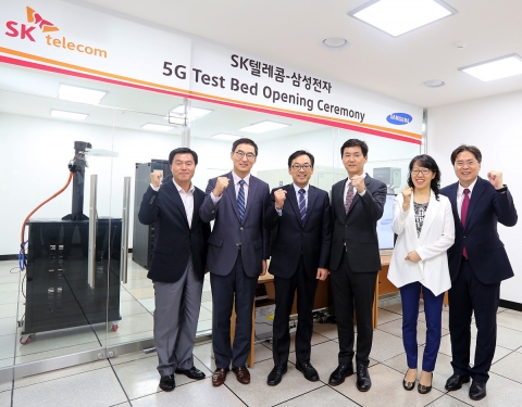 SK텔레콤이 삼성전자와 협력하여 분당 종합기술원에 5G 핵심 기술인 ‘초고주파 광대역 밀리미터파’의 연구 · 개발을 위한 시스템 구축을 완료했다. 시스템 구축 세레모니에 참석한 SK텔레콤 최진성 종합기술원장(사진 왼쪽 3번째)과 삼성전자 DMC 연구소 전경훈 부사장(사진 왼쪽 4번째) 기술 시연을 참관하고 향후 개발 방향을 논의 했다.