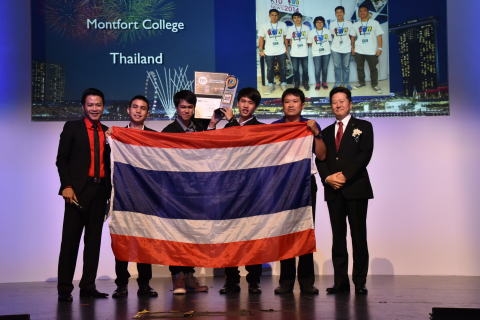 그랑프리를 수상한 태국 학생들과 파나소닉 아시아 퍼시픽 전무이사 니시다 토루