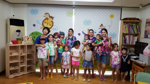 미국 다둥이와 한국 친구들이 함께 아소비에서 한글을 배우고 있다