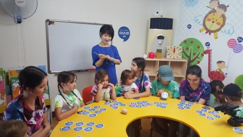 미국 다둥이와 한국 친구들이 함께 아소비에서 한글을 배우고 있다
