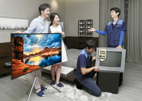 삼성전자 모델들이 삼성전자 S 골드러시 구형 TV SUPER 보상판매 행사 모델인 UHD TV를 소개하고 있다
