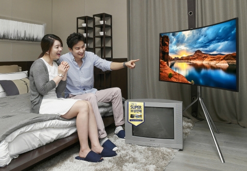 삼성전자 모델들이 삼성전자 S 골드러시 구형 TV SUPER 보상판매 행사 모델인 UHD TV를 소개하고 있다