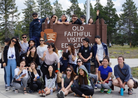 건국대가 운영하는 미국 캐롤대학 캐롤 단기 장학프로그램에 참가한 학생 29명이 31일 교내 국제학사에서 수학보고 발표회를 가졌다