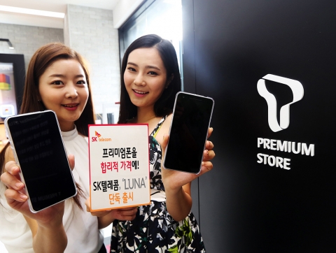 SK텔레콤은 오는 4일 전용단말인 TG&Co.의 스마트폰 LUNA를 출시한다