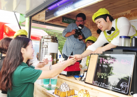 건국대 대학생들이 실제 창업하여 운영하는 캠퍼스 푸드트럭이 3일 오픈해 본격적인 영업을 시작했다