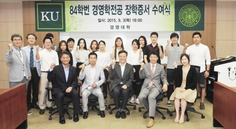 건국대 경영 동문들이 경영대 학생 14명에 장학금 1,680만원을 전달했다