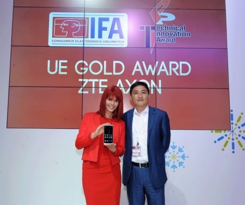 칸 율룬(Kan Yulun) ZTE 모바일 디바이스 유럽/중동/아시아 및 남미 CEO(우측)가 IFA 2015에서 ZTE Axon폰으로 ‘사용자 경험 금상’ 수상 후 미스 IFA(좌측)와 함께