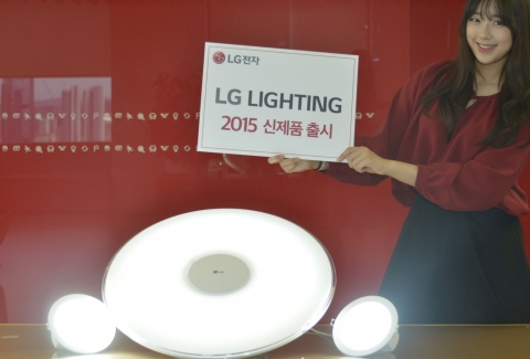 LG전자가  에너지 소비는 줄이고, 수명은 늘린 LED 조명 3종을 9월 중 출시한다. 이번에 출시하는 조명은 LED 방등 1종과 LED 다운라이트 2종이다. 모델이 LED조명 신제품과 함께 포즈를 취하고 있다